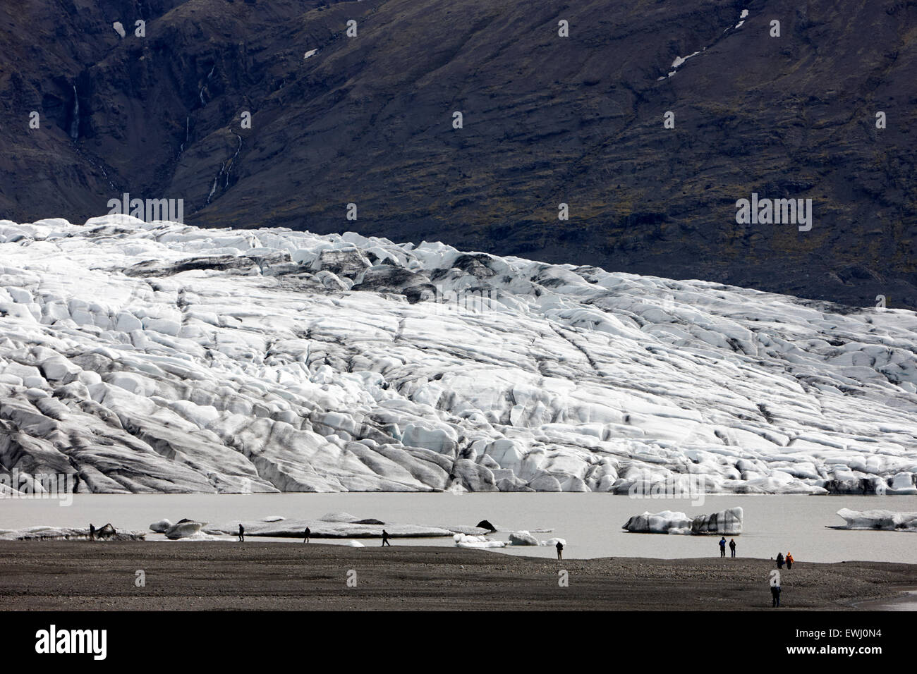 Skaftafell Gletscher und Menschen am Ende Lagune mit Eisbergen Vatnajökull-Nationalpark in Island Stockfoto