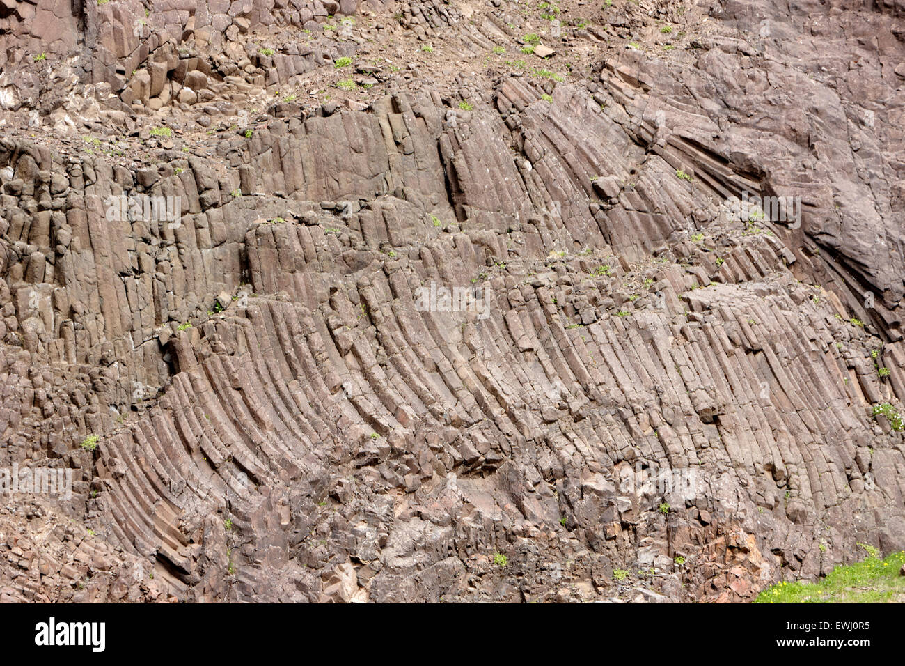 gebogenen Basaltsäulen in Felswand Rock Island Stockfoto