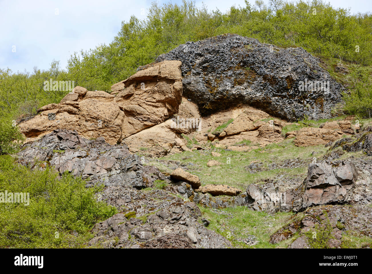 Schicht von Tuff-Felsen am Hang in Island Stockfoto