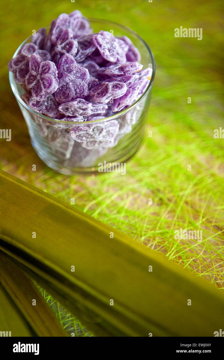 Nahaufnahme von violetten Bonbons im Glas Stockfoto