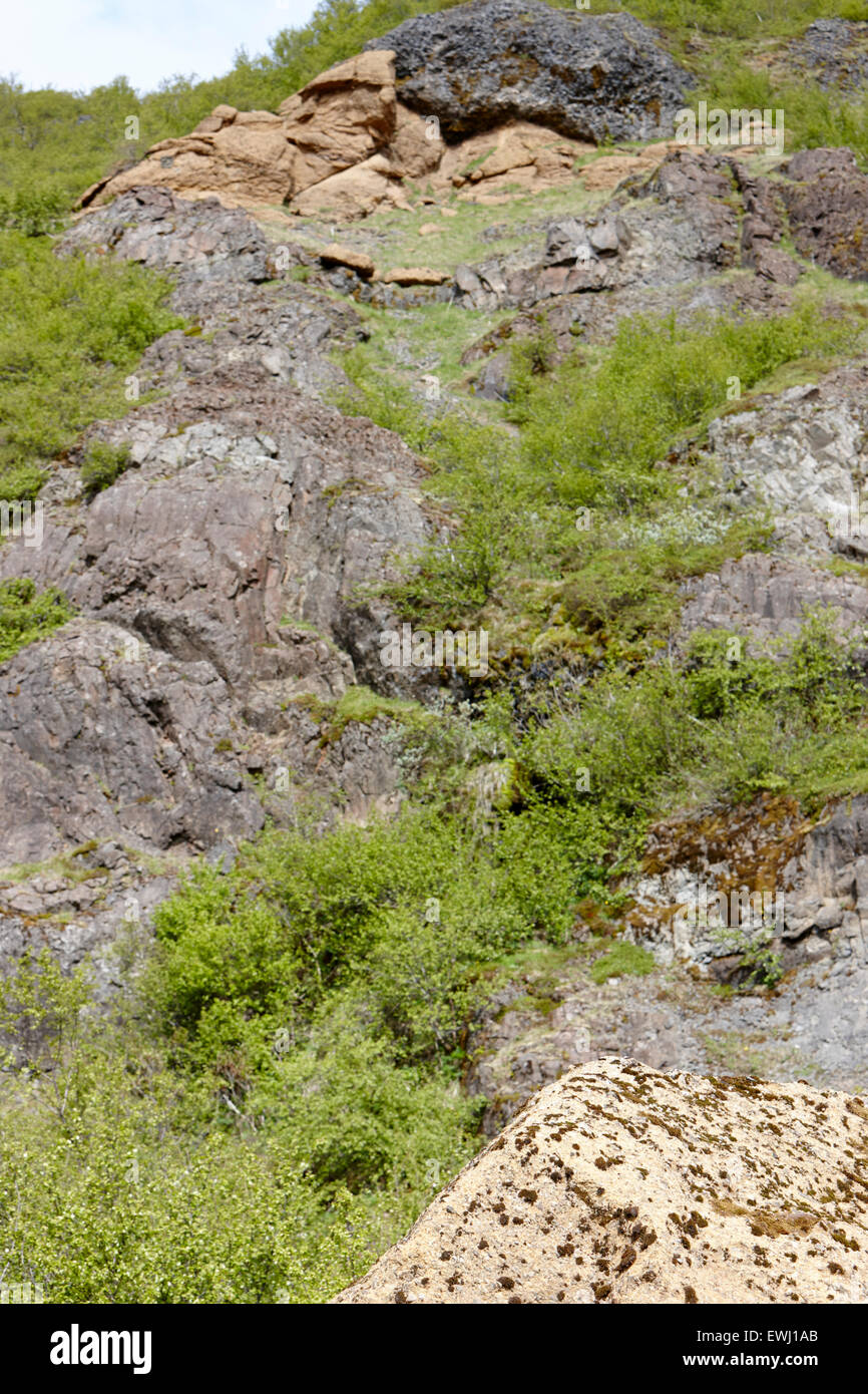 großen Tuff Boulder rock gefallenen aus Schicht oberhalb am Hang Island Stockfoto