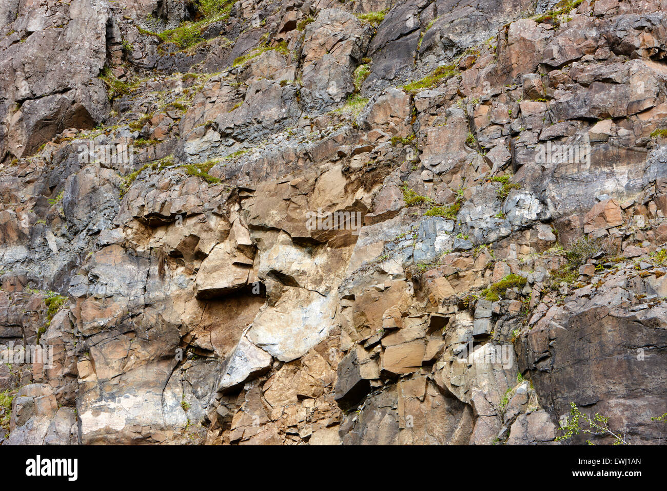 vulkanischen Gesteinsschichten und Deiche in Basalt in Hanglage Island Stockfoto