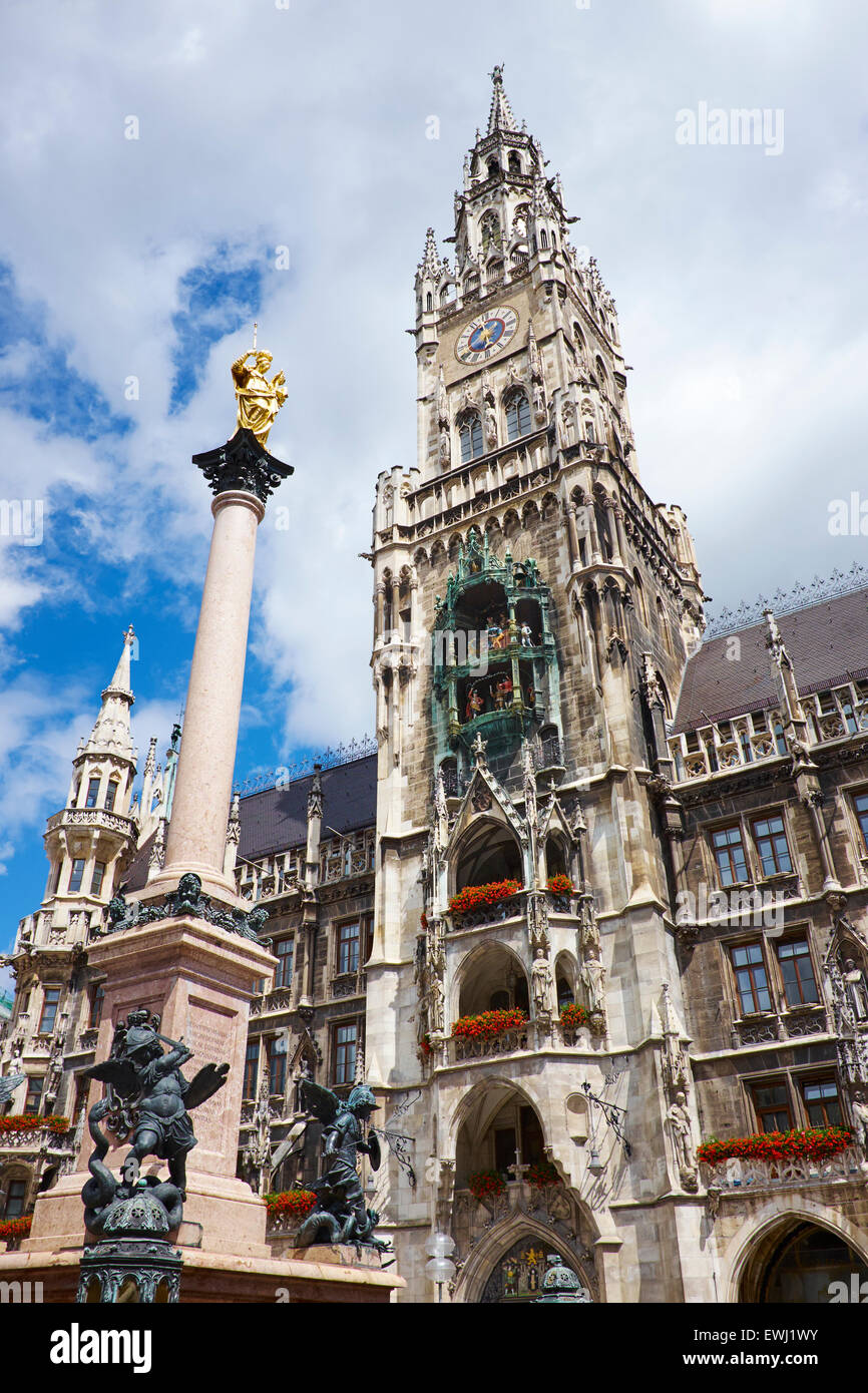 Neues Rathaus, neues Rathaus und die goldene Statue der Jungfrau Maria Marienplatz Haupt-Platz München Bayern Deutschland Stockfoto