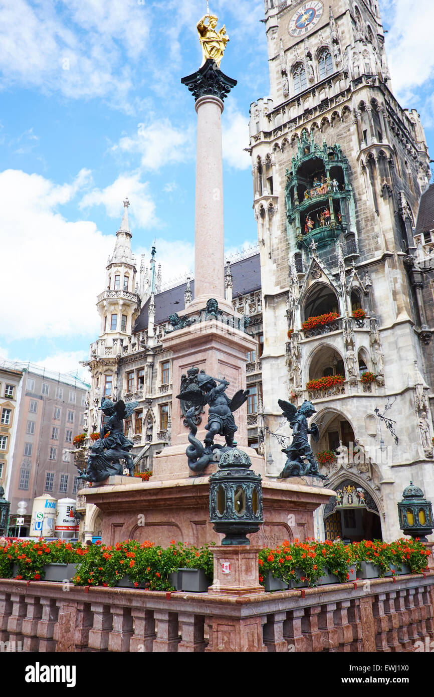 Neues Rathaus, neues Rathaus und die goldene Statue der Jungfrau Maria Marienplatz Haupt-Platz München Bayern Deutschland Stockfoto