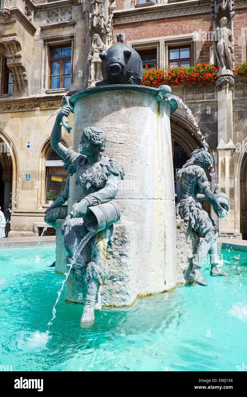 Fischbrunnen oder Fisch Brunnen außerhalb Neues Rathaus, Neustadt Halle Marienplatz Haupt Platz München Bayern Deutschland Stockfoto