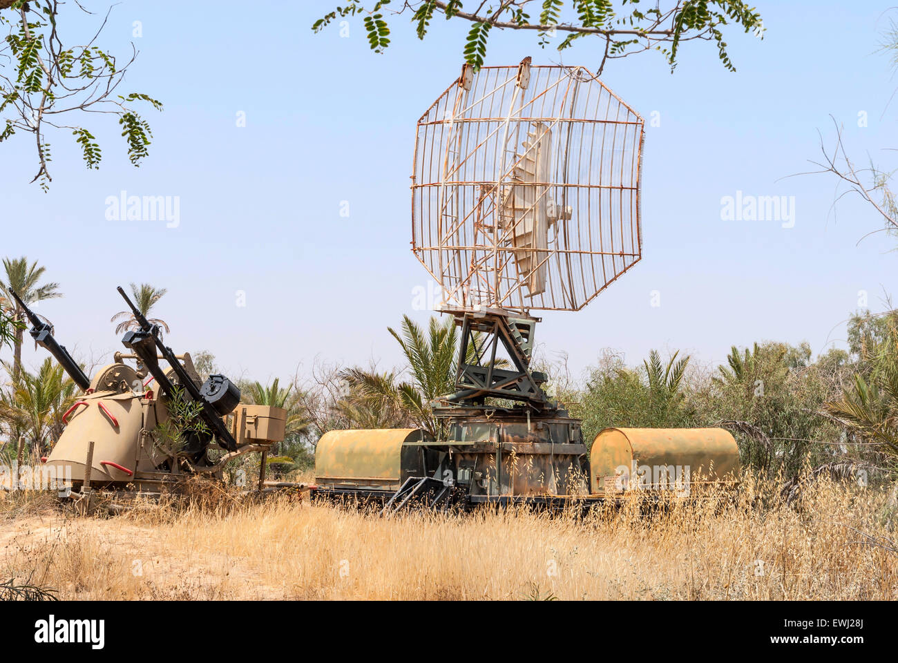 Hatzerim, Israel - 27. April 2015: TCM-20 Flak und militärische Radar ...