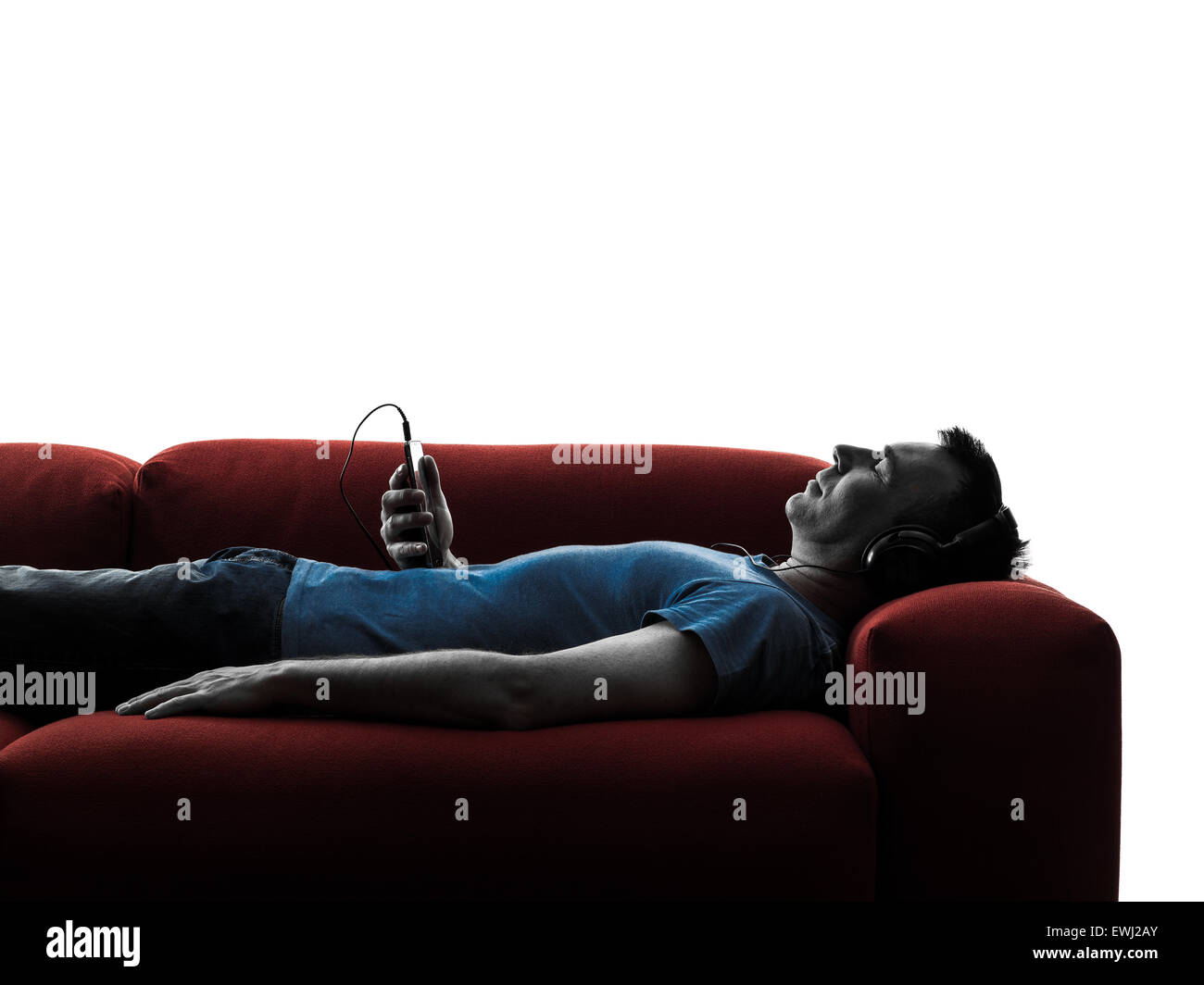 ein kaukasischer Mann Sofacouch hören Musik Audio Silhouette isoliert auf weißem Hintergrund Stockfoto