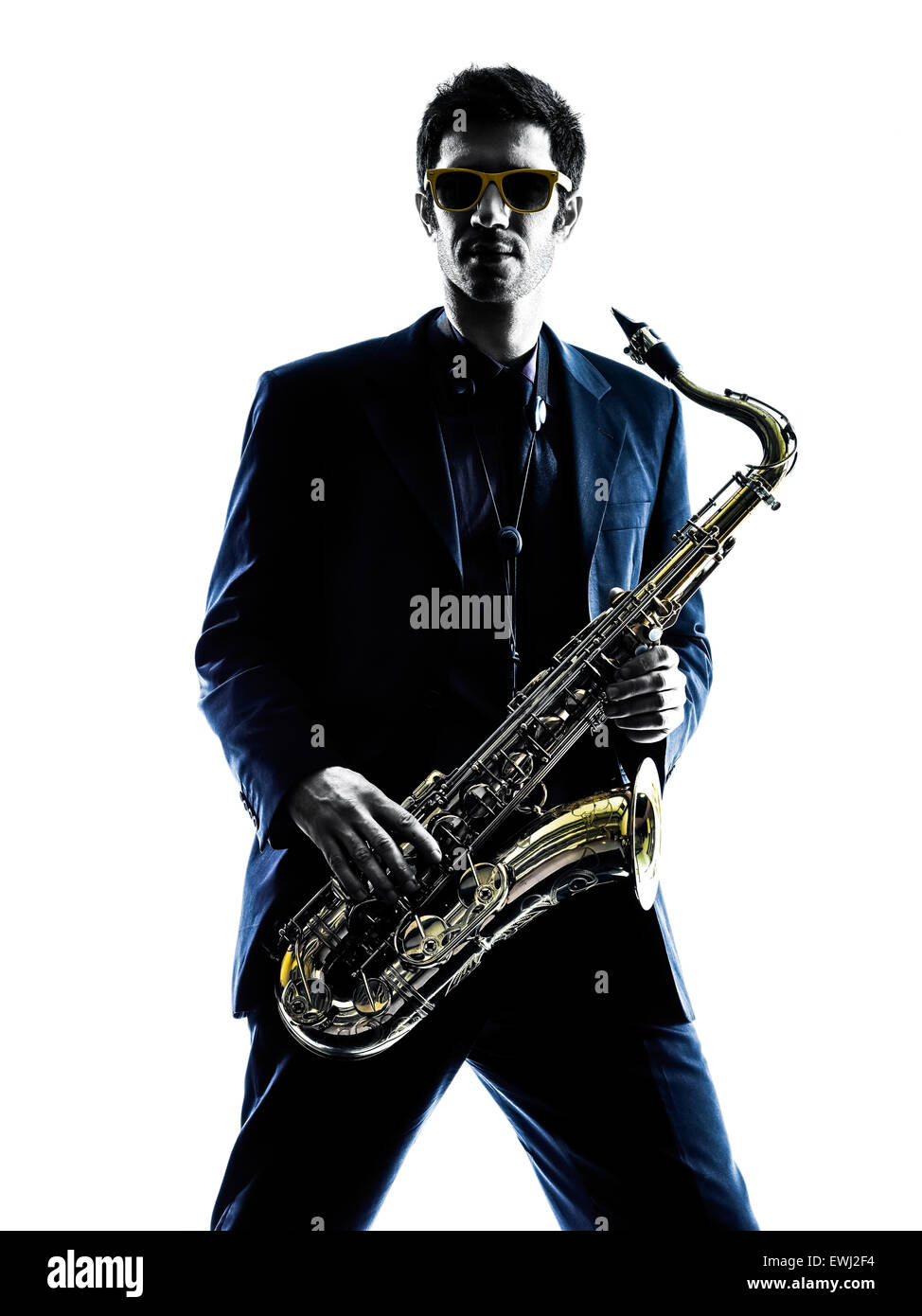 ein kaukasischer Mann Saxophonist spielt Saxophonspieler Studio Silhouette isoliert auf weißem Hintergrund Stockfoto