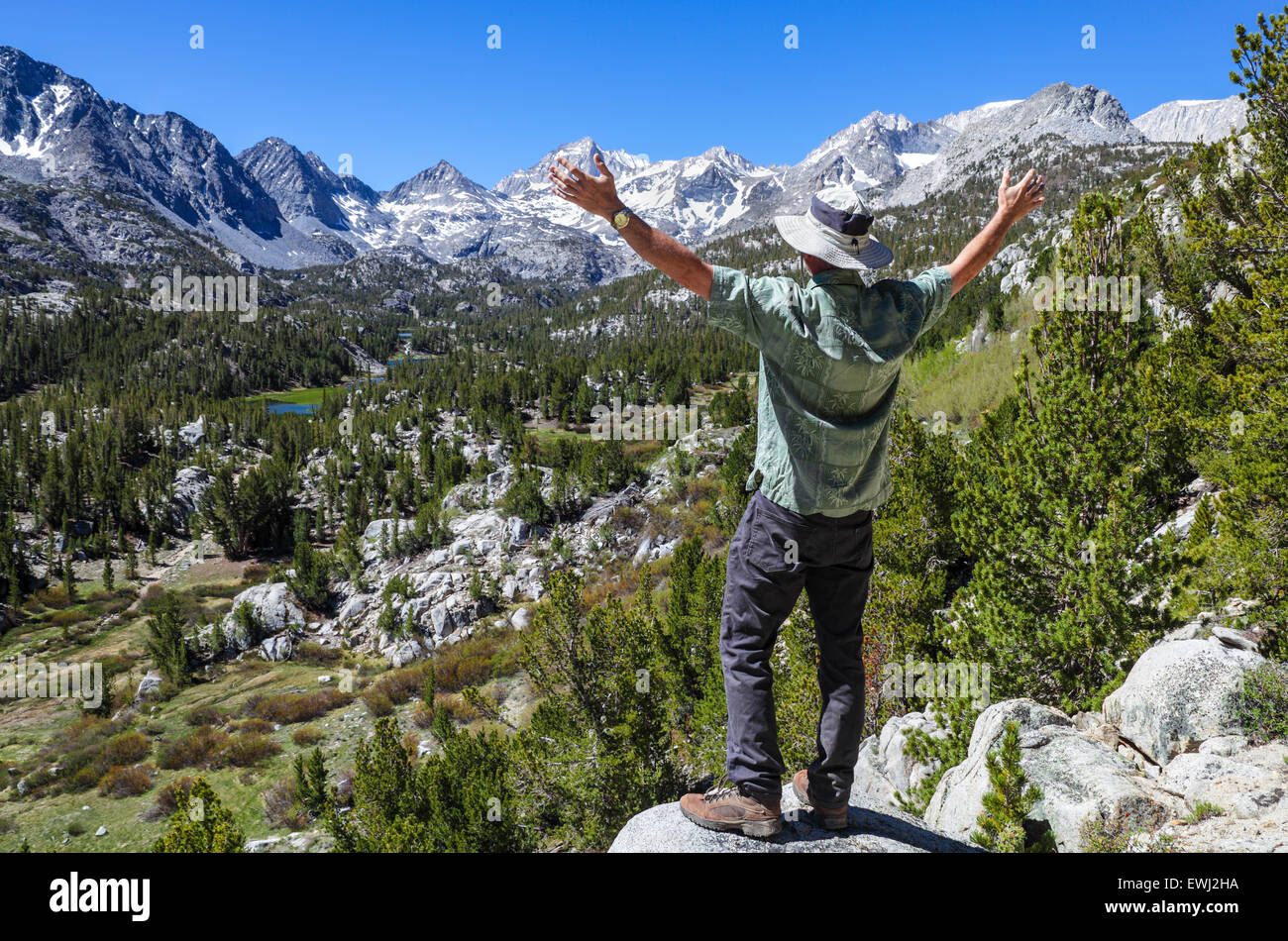 Wanderer am Aussichtspunkt neben der Mono Pass Trail über kleine Seen-Tal im Rock Creek Canyon Stockfoto