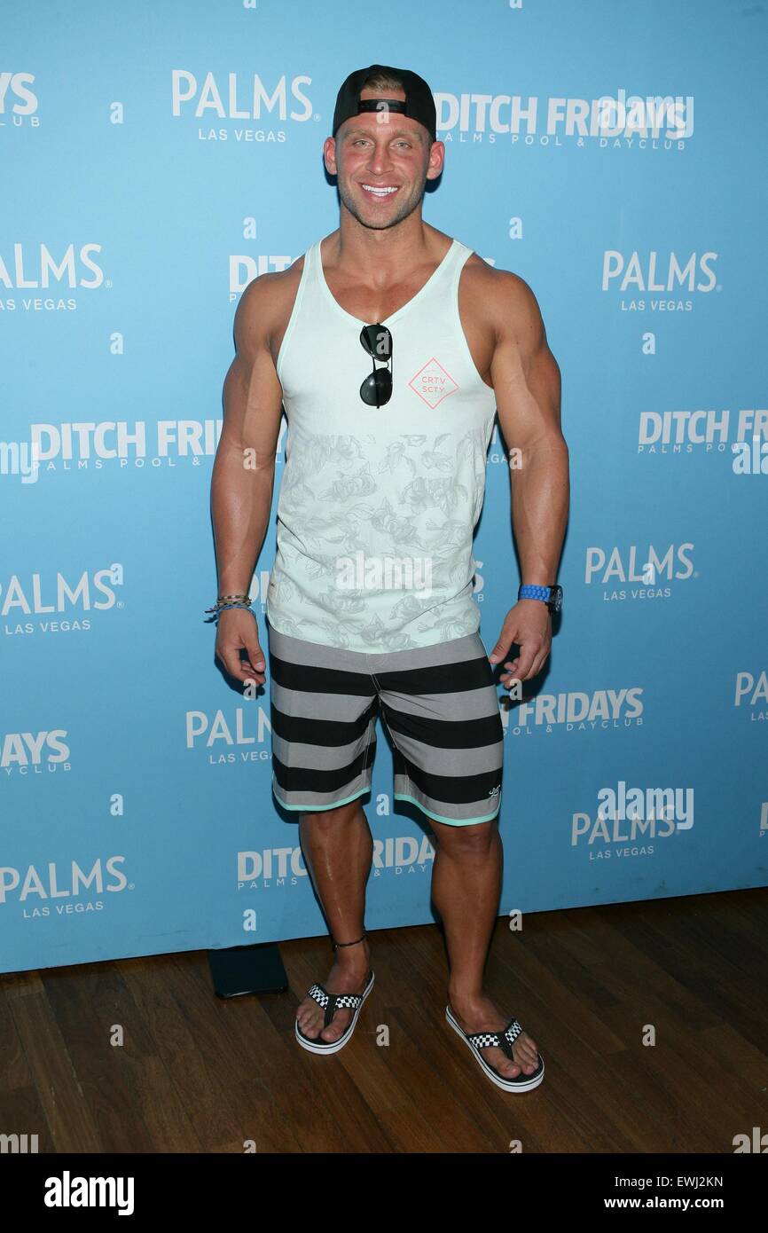 Las Vegas, NV, USA. 26. Juni 2015. Cody Sattler im Ankunftsbereich für Reality-TV-Stars von ABC ist der BACHELOR IN PARADISE Host Graben Fridays, Palms Pool & Dayclub, Las Vegas, NV 26. Juni 2015. Bildnachweis: James Atoa/Everett Collection/Alamy Live-Nachrichten Stockfoto