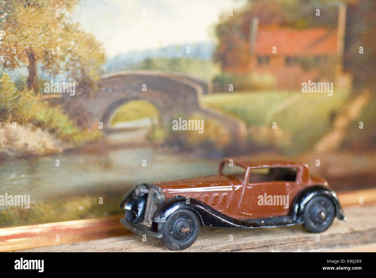 Dinky Humber in Braun aus dem Jahr 1940 in ein Ländliches Motiv mit Fluss und Brücke. Stockfoto