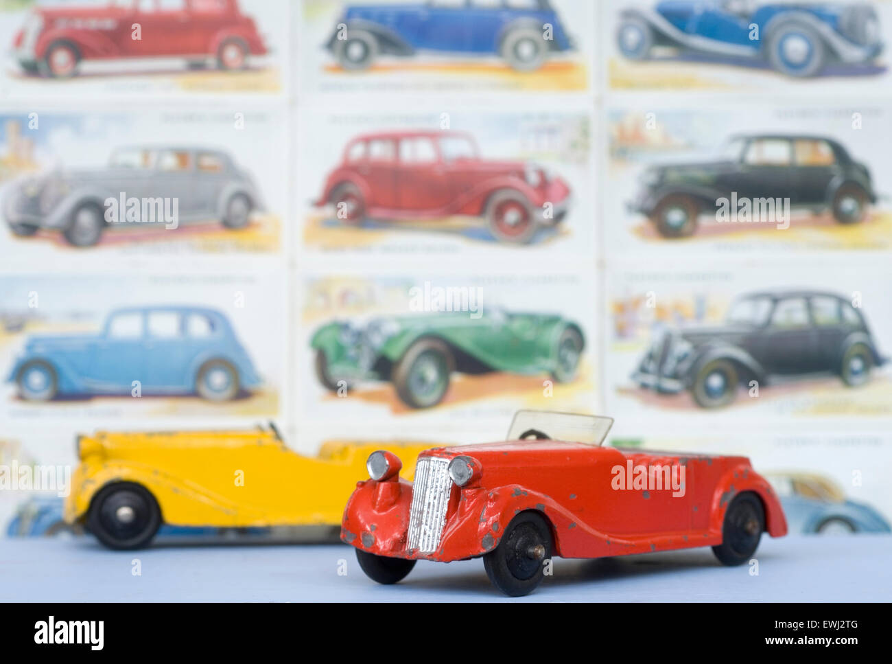 Dinky Sunbeam Talbots vor einer Wand Zigarettenkarten. Stockfoto