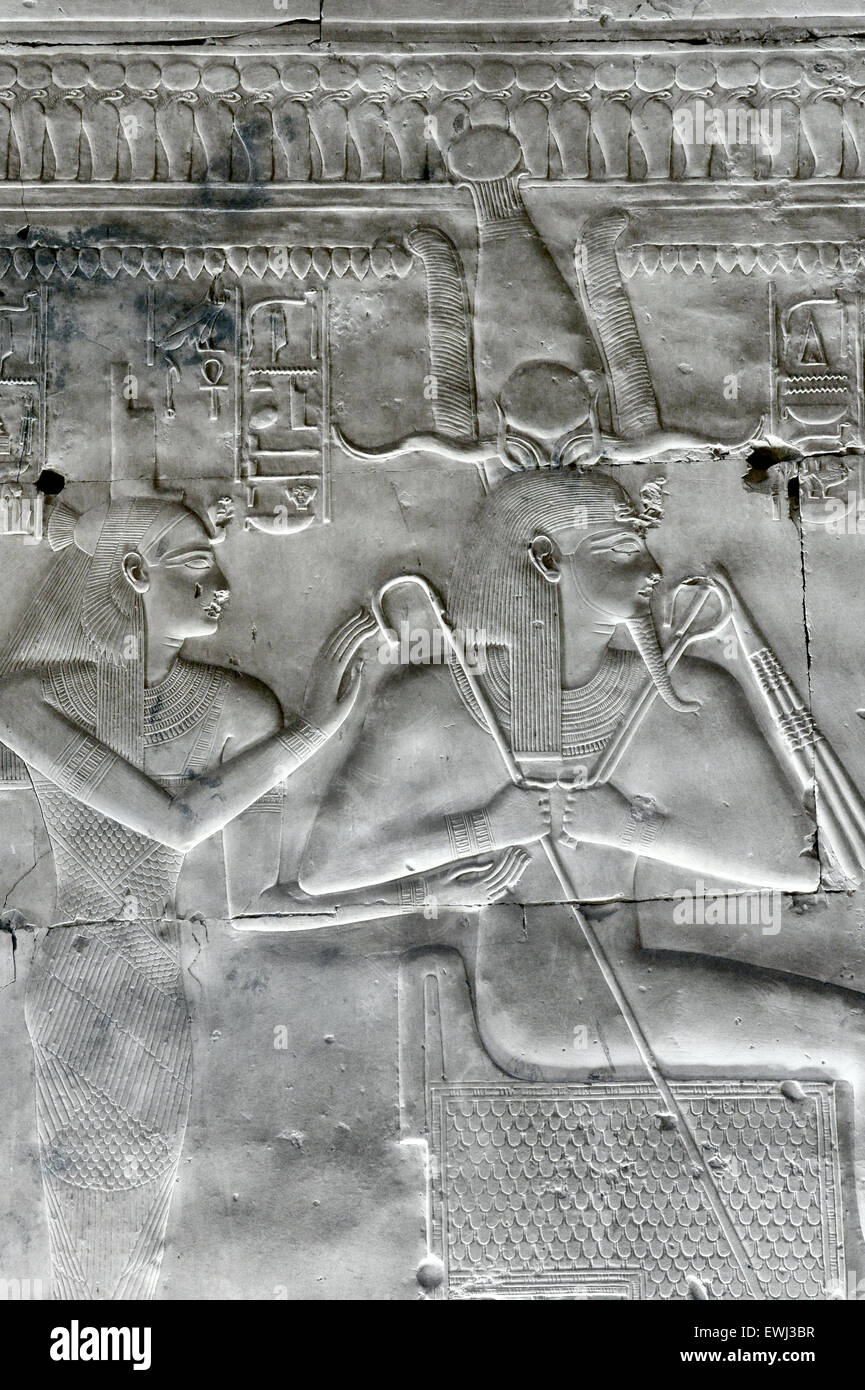 Abydos, Ägypten, die Totentempel des Pharao Seti I, Menmaatra, (XIX ° dyn. 1321-1186 v. Chr.) - die Göttin Isis und der Pharao. Stockfoto