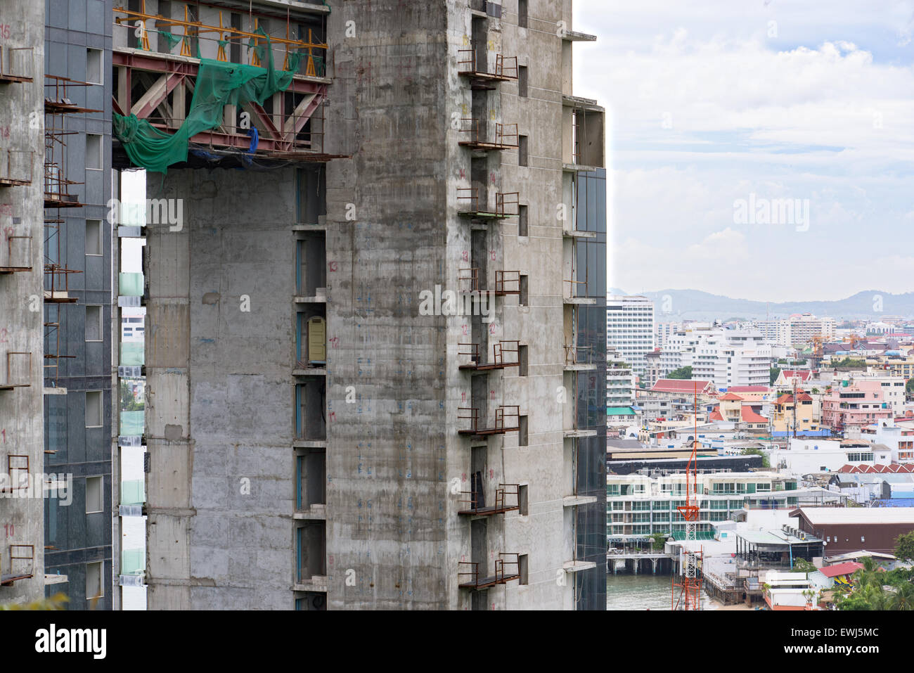 Verlassenen Hochhaus Eigentumswohnanlage am Meeresufer in Pattaya, Thailand. Stockfoto