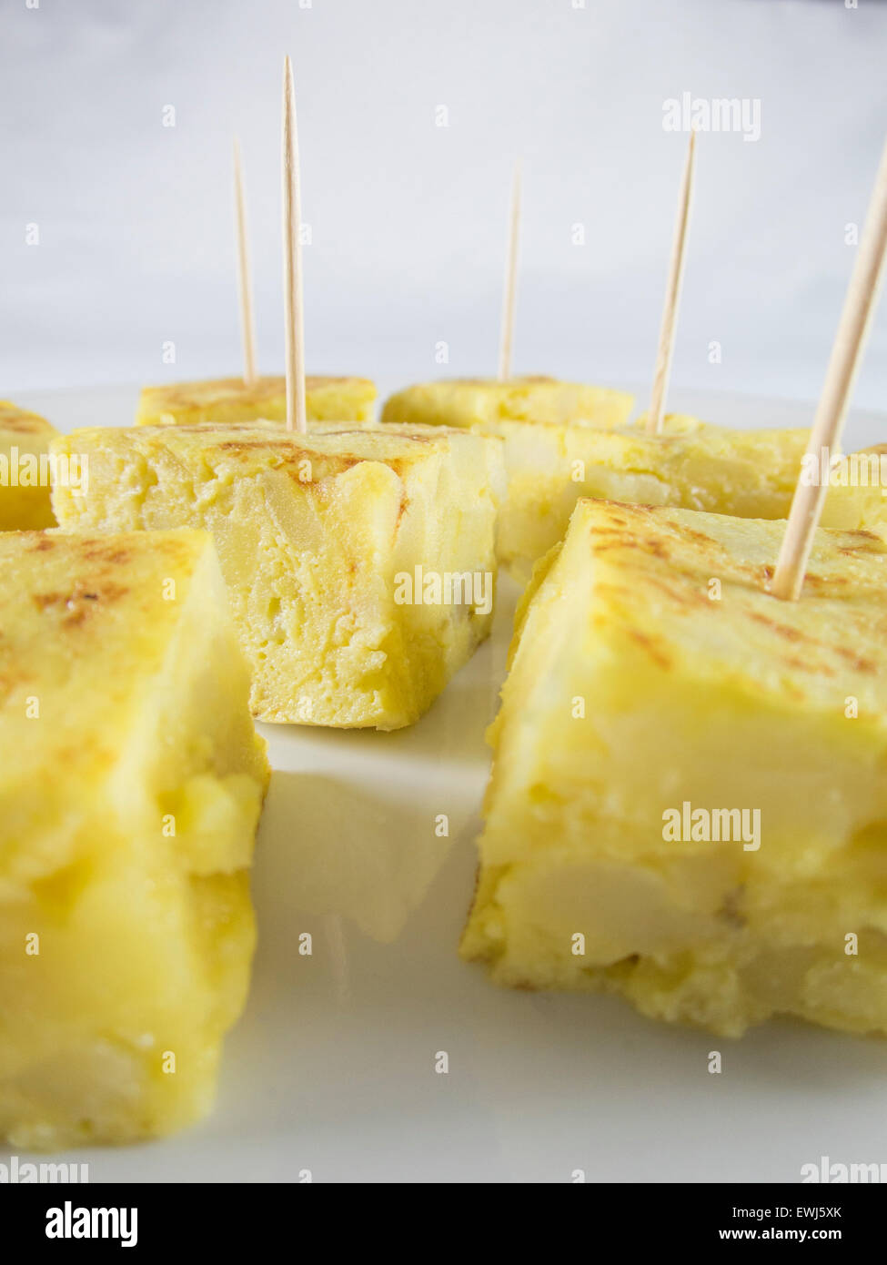 kleine Portionen mit Zahnstocher gelbe spanische Kartoffeltortilla auf ...