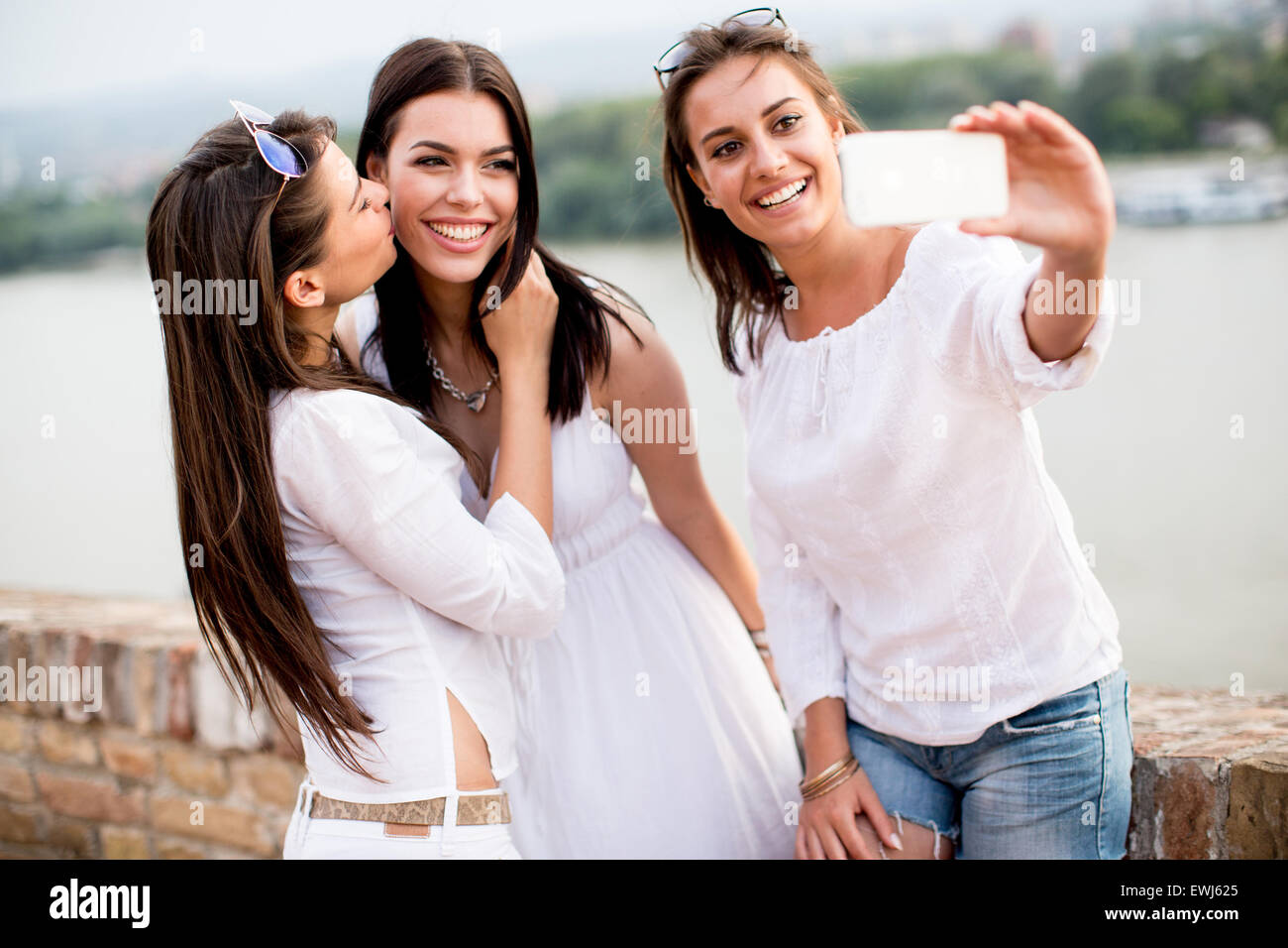 Junge Frauen, die Aufnahme an der Uferpromenade Stockfoto