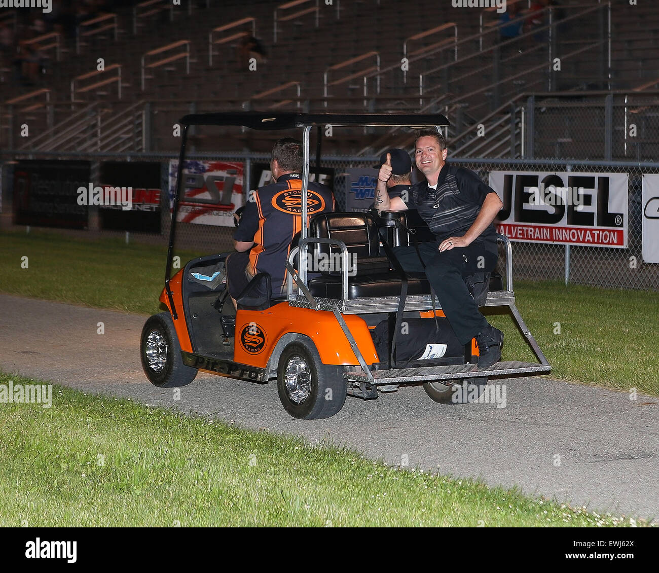 Martin, MI, USA. 26. Juni 2015. Pro Nitrous #6952 Pat Stoken Crew feiert nach seinen Rekord 3,69 in 1/8 Meile während Rd 3 der Qualifikation im Sommer zieht bei uns 131 Motorsports Park - Tom Turrill/CSM/Alamy Live News Stockfoto