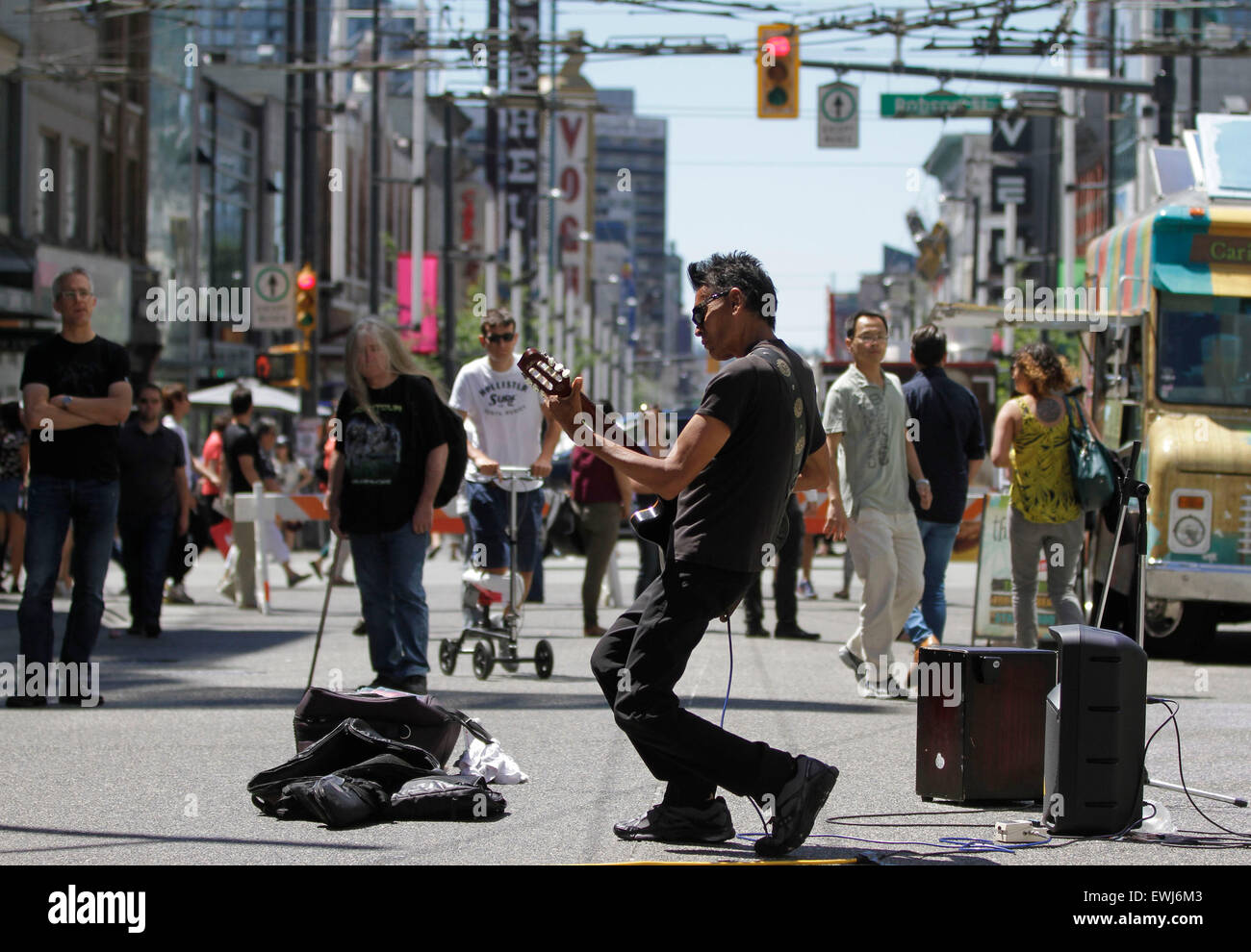 Vancouver, Kanada. 26. Juni 2015. Künstler auftreten während der 4. jährlichen Buskerfest in Vancouver, Kanada, am 26. Juni 2015. Die dreitägige Straßenkunstfestivals hier Freitag startete. Bildnachweis: Liang Sen/Xinhua/Alamy Live-Nachrichten Stockfoto