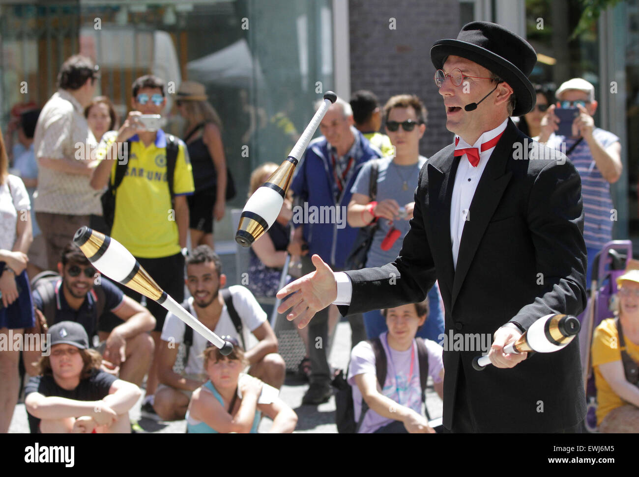 Vancouver, Kanada. 26. Juni 2015. Ein Künstler führt während der 4. jährlichen Buskerfest in Vancouver, Kanada, am 26. Juni 2015. Die dreitägige Straßenkunstfestivals hier Freitag startete. Bildnachweis: Liang Sen/Xinhua/Alamy Live-Nachrichten Stockfoto