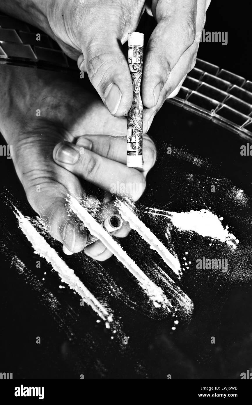 Nahaufnahme des Mannes Hand und Kokain Stockfoto