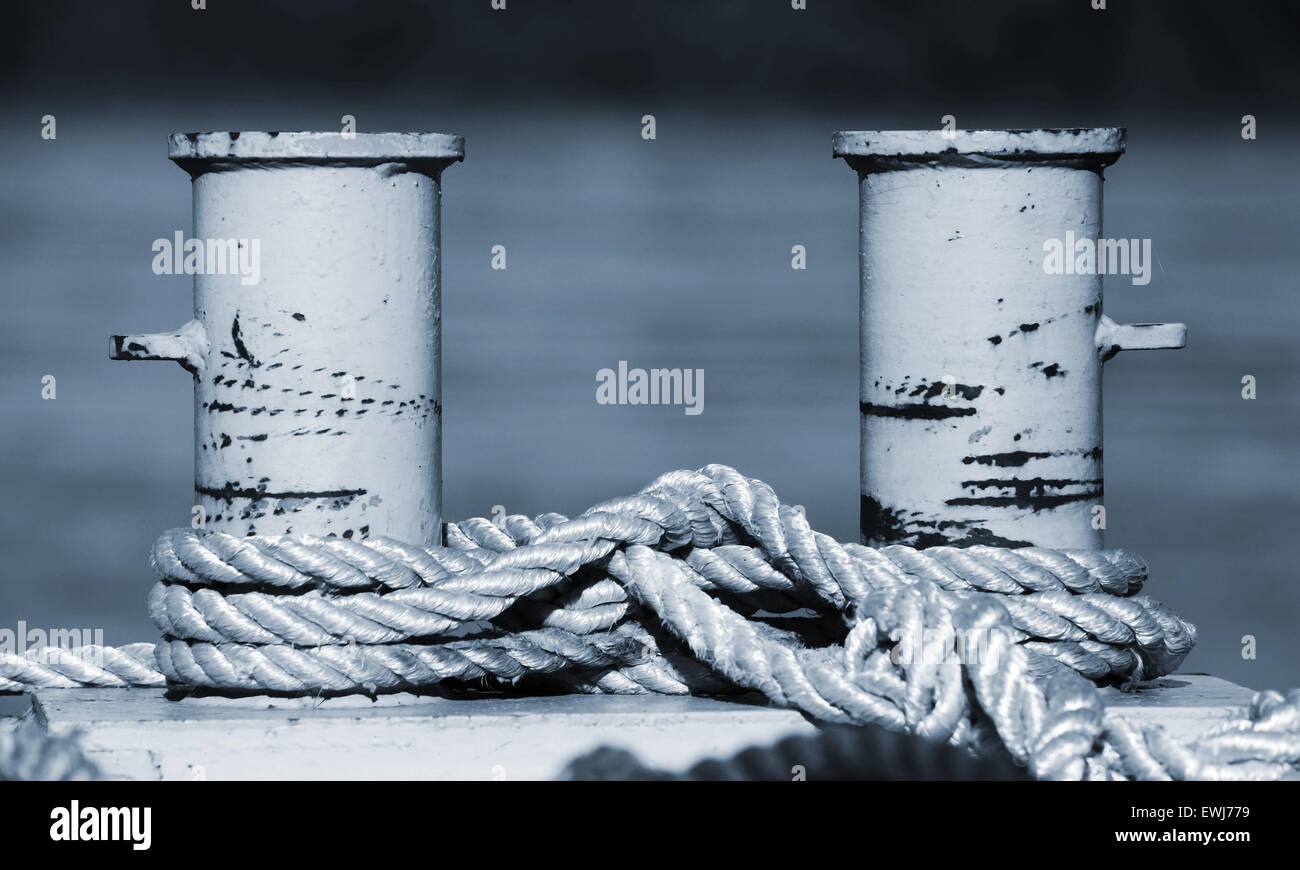 Großen Liegeplatz Poller mit nautischen Seilen, blau getönten schwarz-weiß Foto Stockfoto