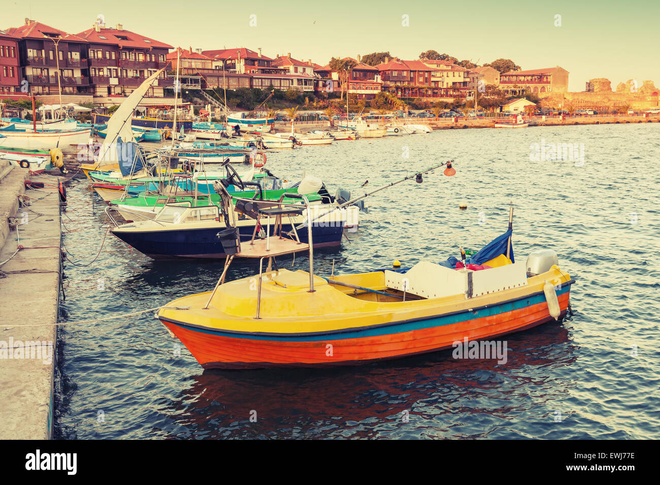 Kleine Holzboote in Nessebar, historische Altstadt, Schwarzmeerküste, Bulgarien. Vintage Retro stilisierte Foto mit tonalen corre Stockfoto