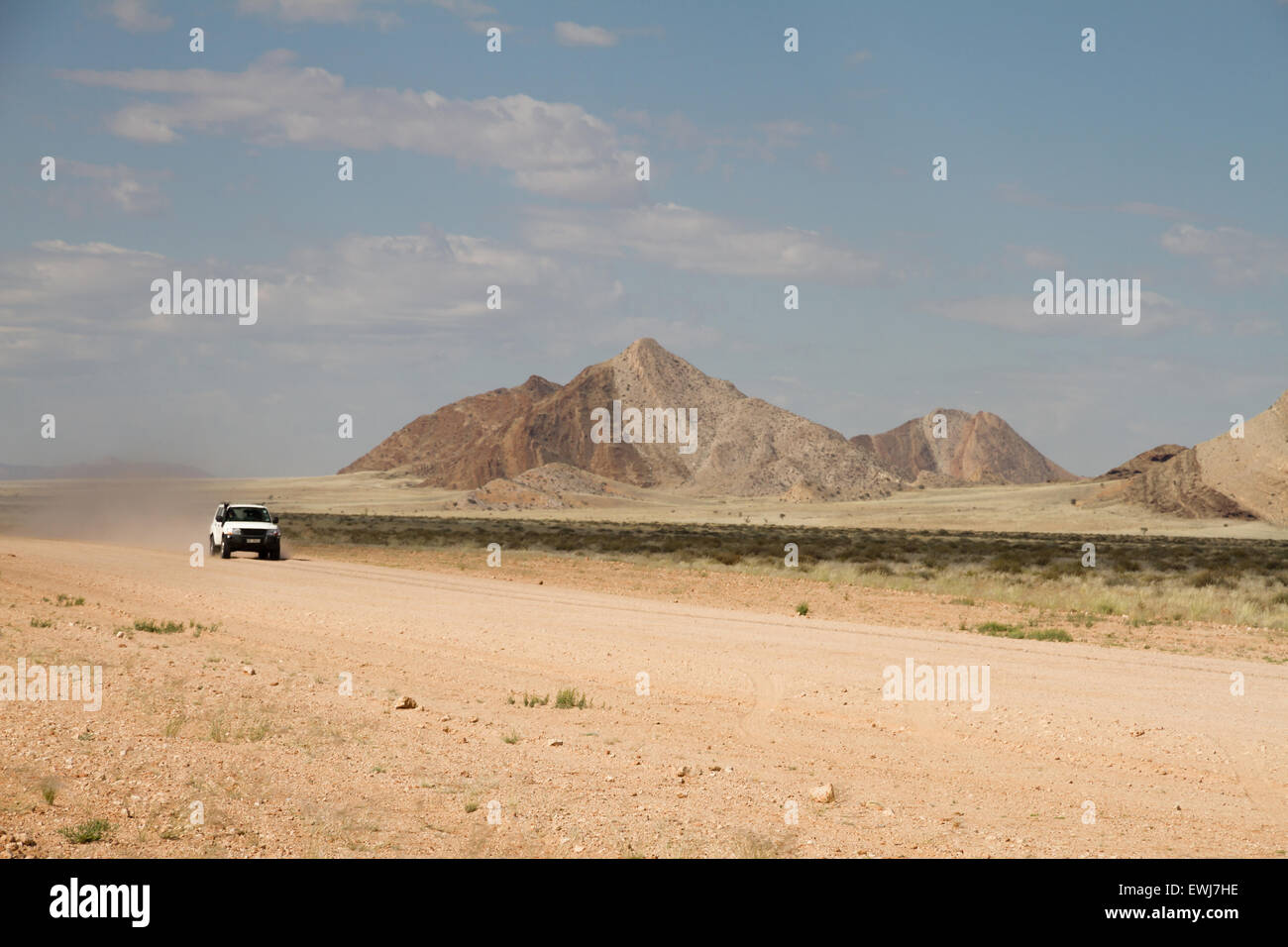 Ein Offroad-Fahrzeug in einem namibischen Feldweg Stockfoto