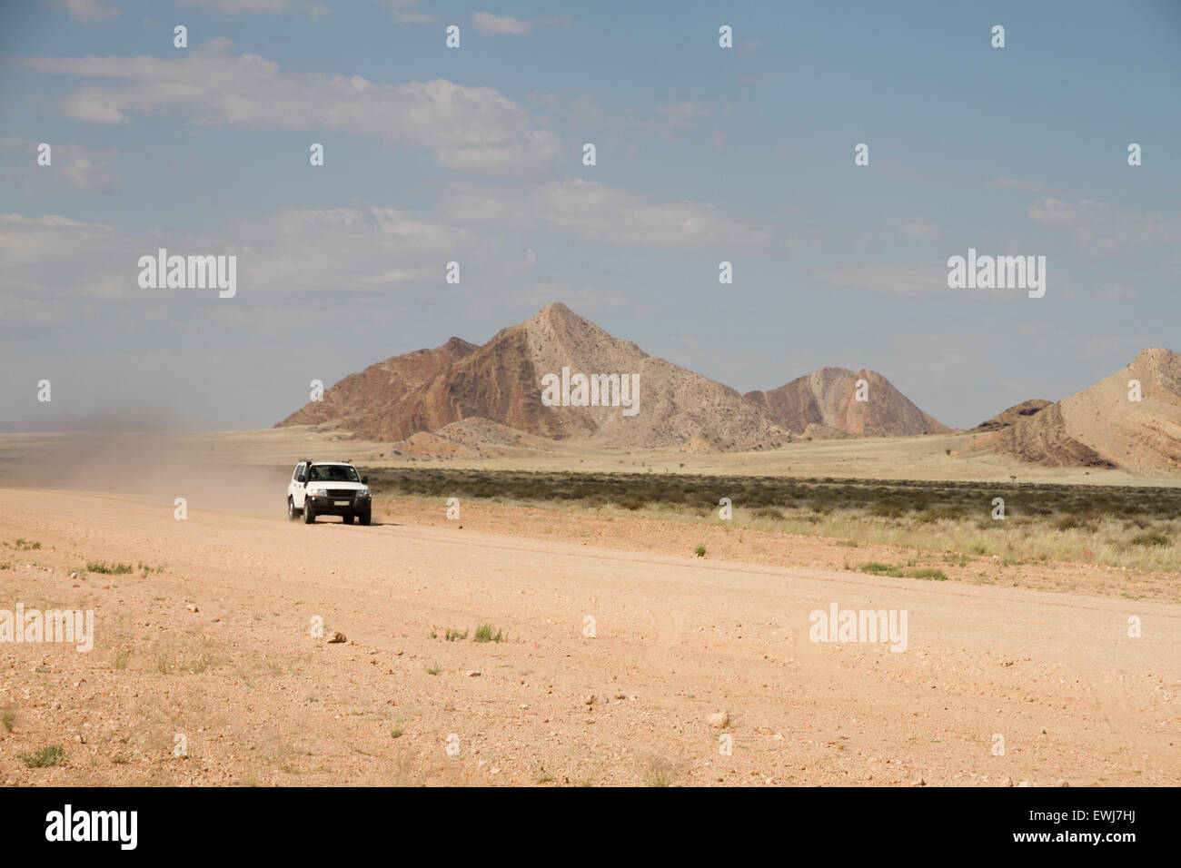 Ein Offroad-Fahrzeug in einem namibischen Feldweg Stockfoto