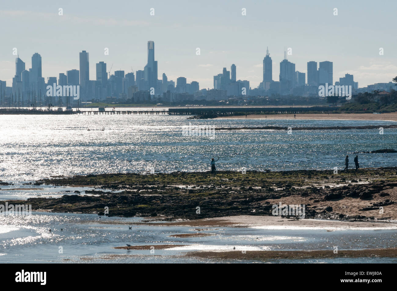 Skyline von Melbourne über Port Phillip Bay gesehen Stockfoto