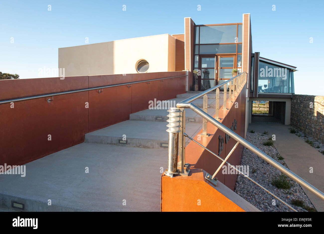 Alexander Klim Michelin-Sternen ausgezeichneten Restaurant "Le Grand Cap" in Leucate überzeugt auch durch seine Architektur-hier die Treppe Stockfoto