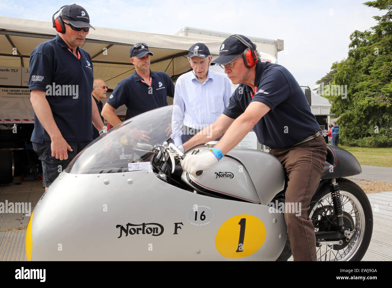 Goodwood, West Sussex, UK. 26. Juni 2015. John Surtees, OBE, britische ehemalige Straße Motorradrennfahrer und Formel-1-Pilot abgebildet Obseriving ein Norton Motorrad. Das Goodwood Festival of Speed ist eine jährliche Hügel klettern mit historischen Motorsport-Fahrzeuge auf dem Gelände des Goodwood House, West Sussex statt. Bildnachweis: Oliver Dixon/Alamy Live-Nachrichten Stockfoto