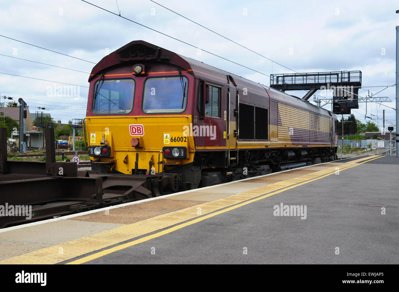 Class 66 Diesel Lokomotive 66002 Köpfe in nördlicher Richtung Güterzug durch Peterborough Bahnhof, Cambridgeshire, England, UK Stockfoto