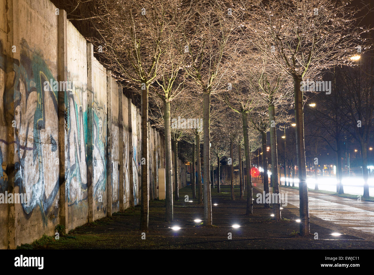 Cherry Blossom Bäume in kleinen Stadtpark in Berlin nachts beleuchtet Stockfoto