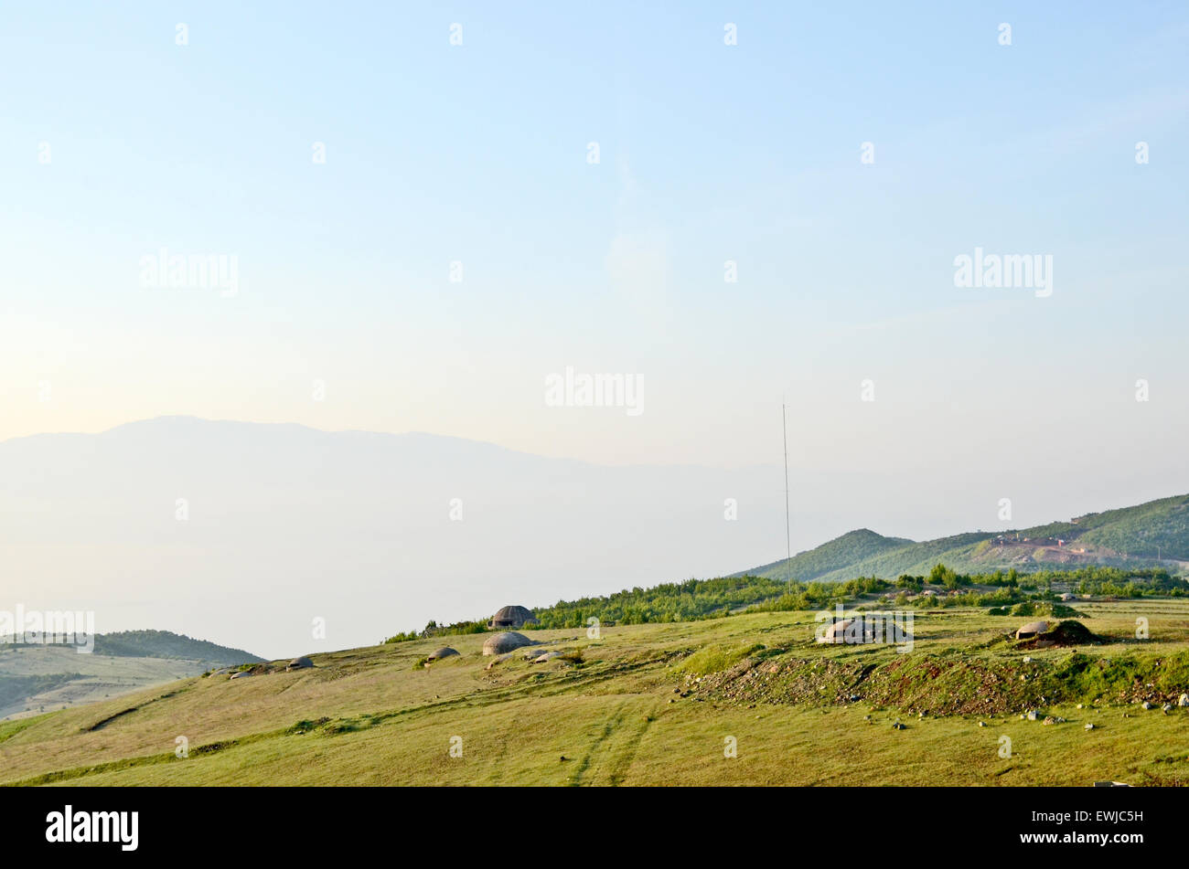 Bunker in der Nähe der Grenze zu Mazedonien, in Albanien, am 25. Mai 2009. Stockfoto