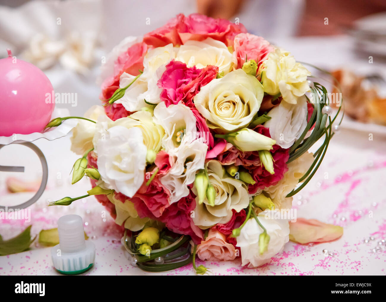 Schließen Sie die Ansicht auf die Blumen Hochzeitsdekorationen Stockfoto
