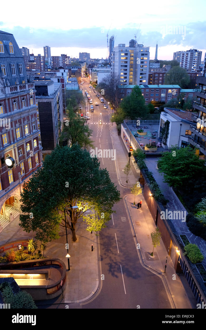 Ein Blick Richtung Norden schaut auf Golden Lane gegenüber dem Lexikon, aufbauend auf den Horizont von einem flachen Barbican.  UBS-Büros befinden sich auf der linken und Schule auf der rechten Seite in London EC2 UK.  KATHY DEWITT Stockfoto