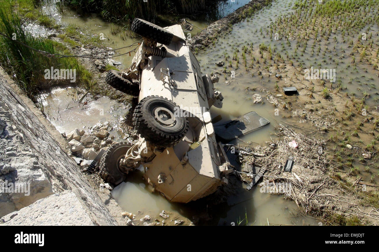 Kunduz, Afghanistan. 27. Juni 2015. Ein Armee Militär Fahrzeug wird während einer Operation gegen Taliban in der Provinz Kunduz, Nordafghanistan, 27. Juni 2015 eingestürzten in einen Fluss gesehen. Ca. 19-Kämpfer getötet wurden, nachdem afghanische Sicherheitskräfte einem Luftangriff im Norden Afghanistans Provinz Kunduz über Nacht Freitag durchgeführt sagte Provinzpolizei Sprecher am Samstag. © Ajmal/Xinhua/Alamy Live-Nachrichten Stockfoto