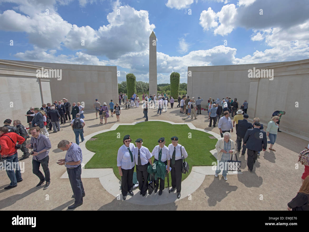 National Memorial Arboretum, Staffordshire, UK. 27. Juni 2015. Armed Forces Day erinnert mit Mitglieder der Streitkräfte und Tausende von Zuschauern an den National Memorial Arboretum in der Nähe von Lichfield, Staffordshire. Bildnachweis: Richard Grange/Alamy Live-Nachrichten Stockfoto