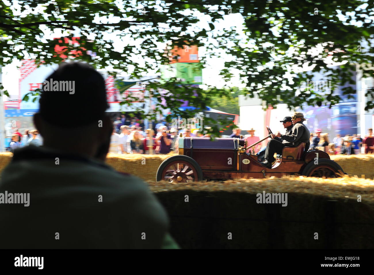 Goodwood, Chichester, UK. 26. Juni 2015Spectators zusehen, wie historische Rennwagen auf dem Goodwood Festival of Speed Bergrennen. Das große Automobile-Event zieht Tausende von Menschen auf dem Goodwood House in Sussex, wo Hunderte von modernen und historischen Autos an einem Bergrennen Credit: Jonny White/Alamy Live News Stockfoto