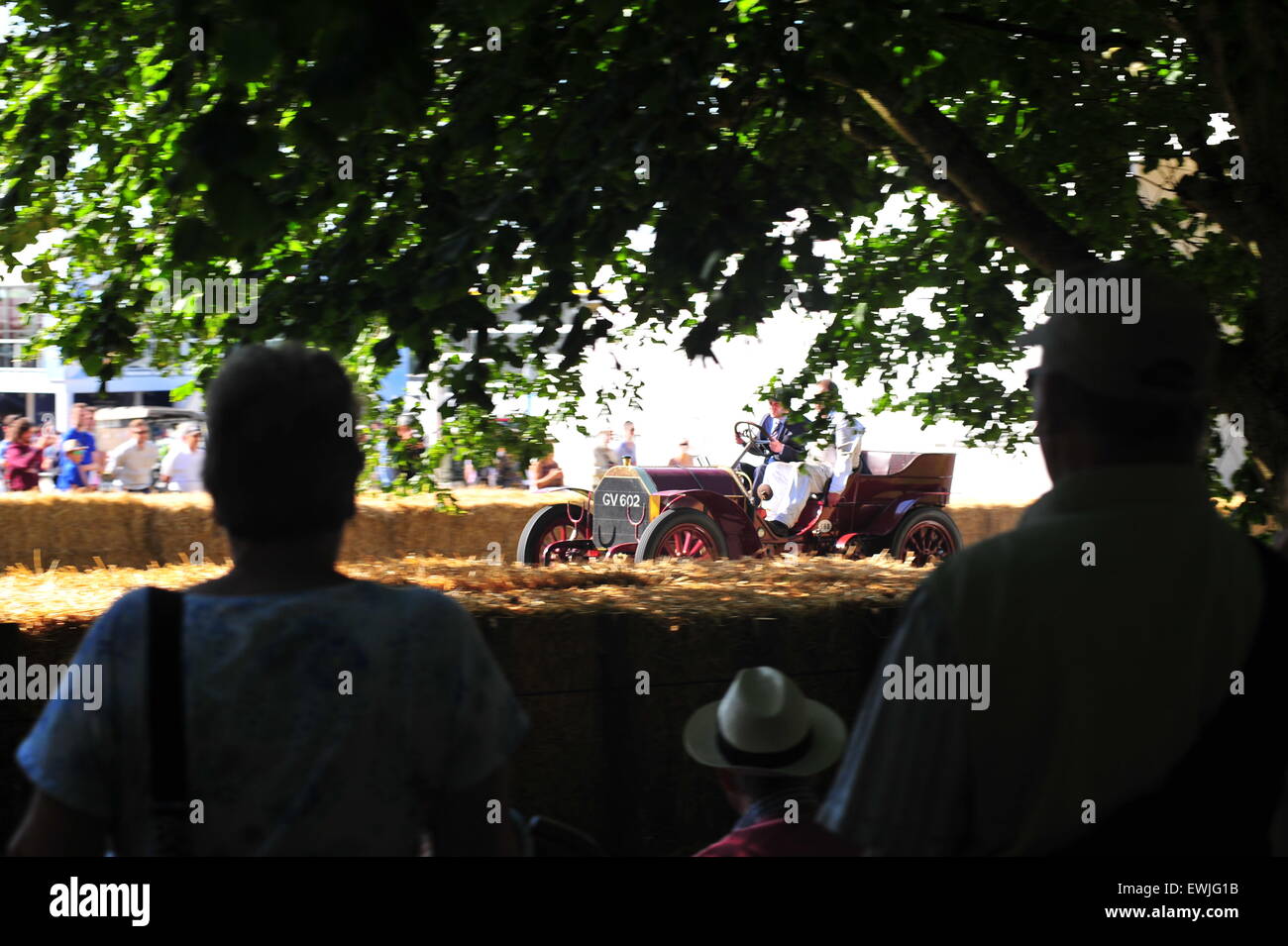 Goodwood, Chichester, UK. 26. Juni 2015Spectators zusehen, wie historische Rennwagen auf dem Goodwood Festival of Speed Bergrennen. Das große Automobile-Event zieht Tausende von Menschen auf dem Goodwood House in Sussex, wo Hunderte von modernen und historischen Autos an einem Bergrennen Credit: Jonny White/Alamy Live News Stockfoto