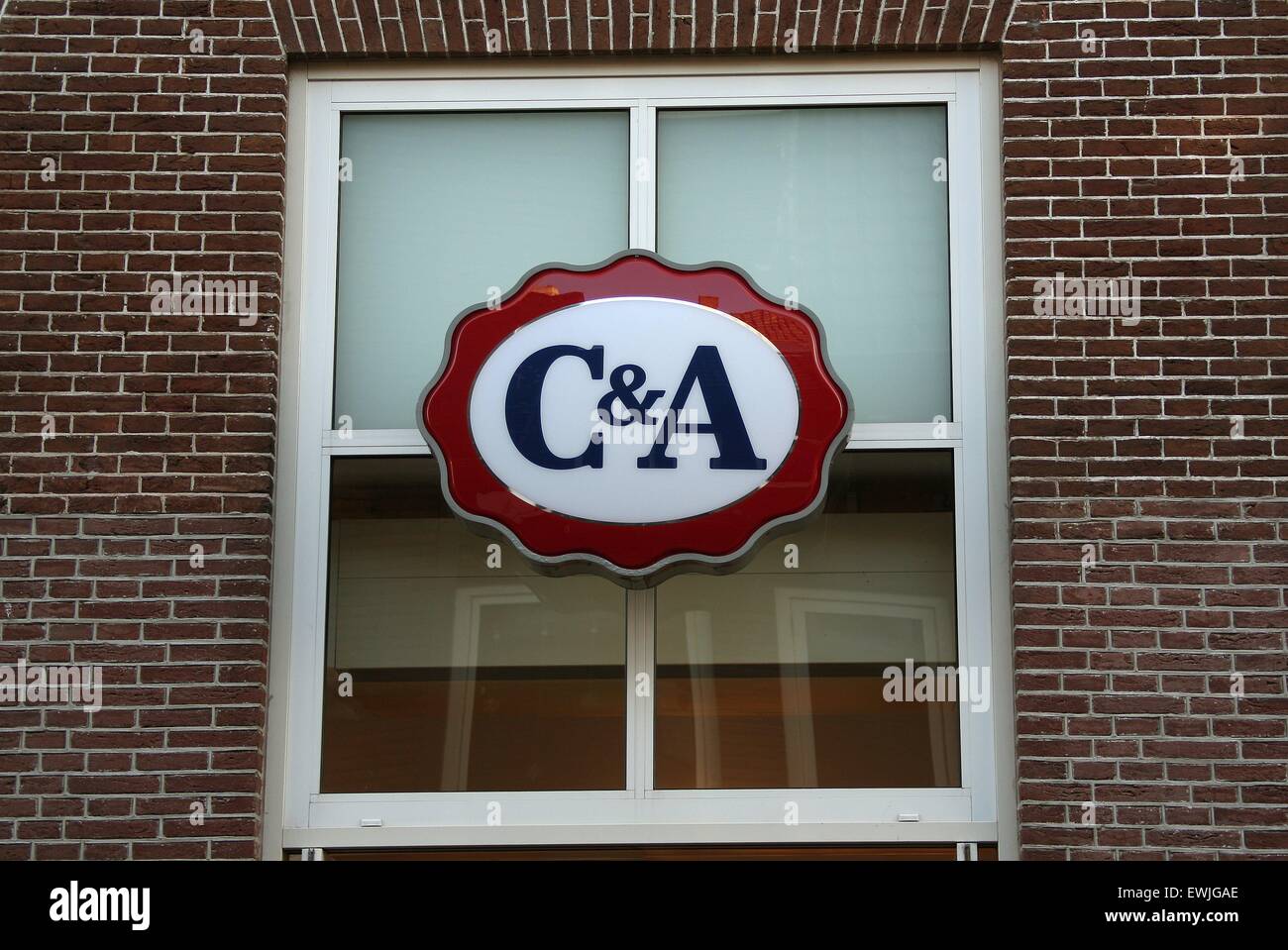C & EIN Schild vor einem Geschäft in einer Hauptstraße in der Stadt Harderwijk Nord Holland Gelderland Niederlande NL 2014 Stockfoto