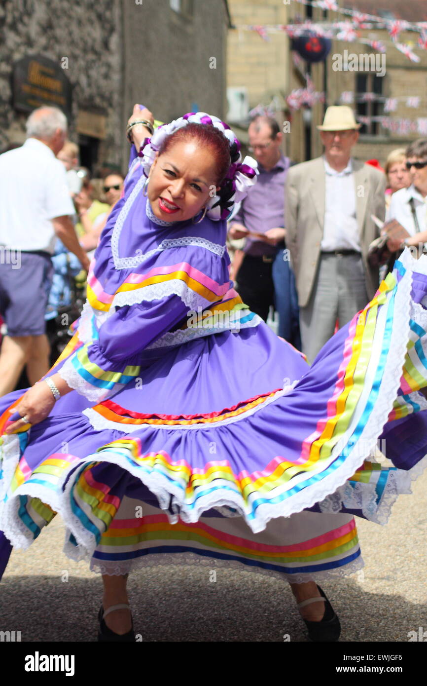 Bakewell, Peak District, UK.  27. Juni 2015. Ein Performer mit Sohn de America, einer lateinamerikanischen Sheffield ansässigen Tanzgruppe führt ein traditionelles South American Folkloreensembles-Stück auf der 13. Internationalen Tag des Tanzes in Bakewell, Derbyshire. Bildnachweis: Matthew Taylor/Alamy Live-Nachrichten Stockfoto