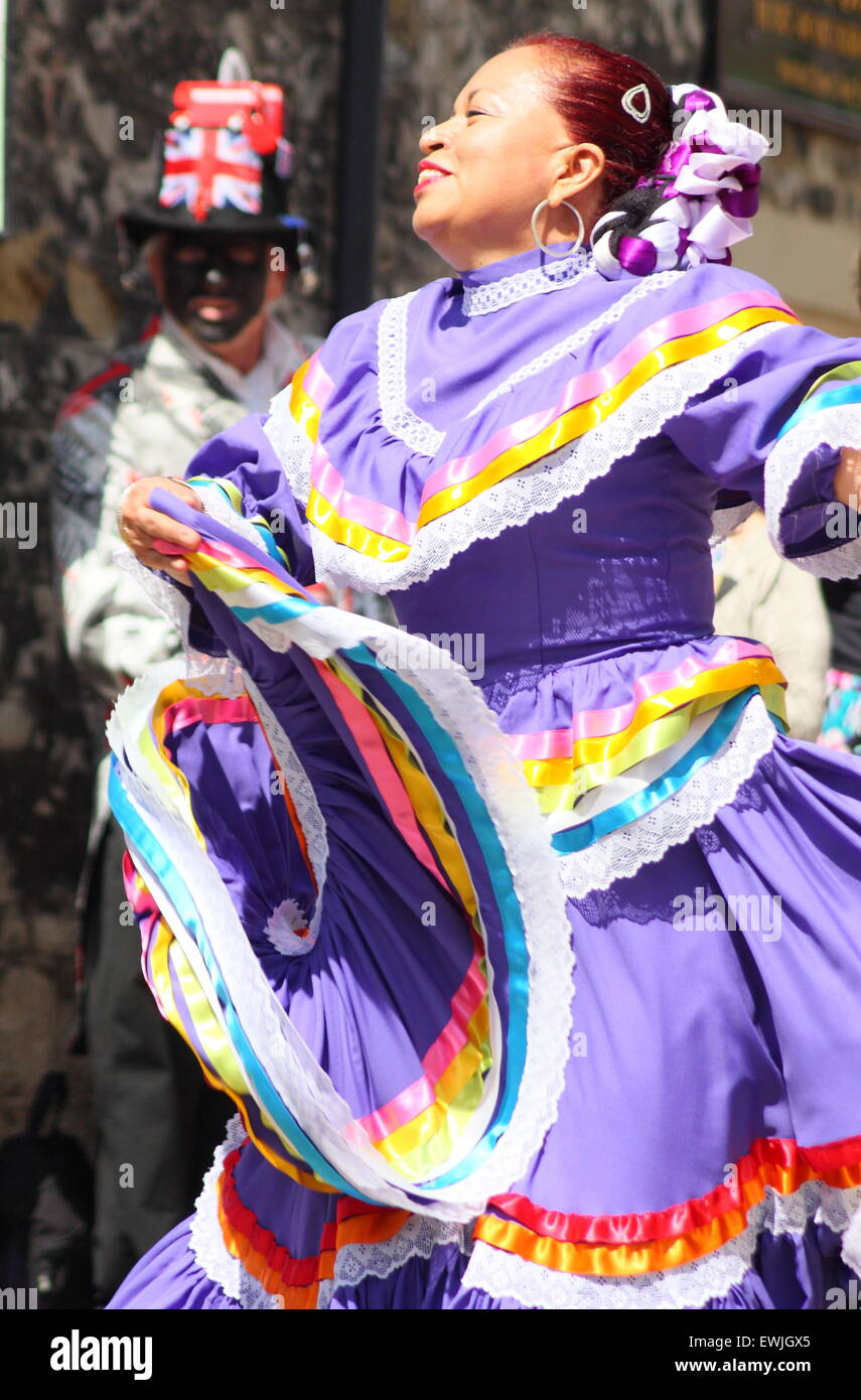 Bakewell, Peak District, UK.  27. Juni 2015. Ein Performer mit Sohn de America, einer lateinamerikanischen Sheffield ansässigen Tanzgruppe führt ein traditionelles South American Folkloreensembles-Stück auf der 13. Internationalen Tag des Tanzes in Bakewell, Derbyshire. Bildnachweis: Matthew Taylor/Alamy Live-Nachrichten Stockfoto