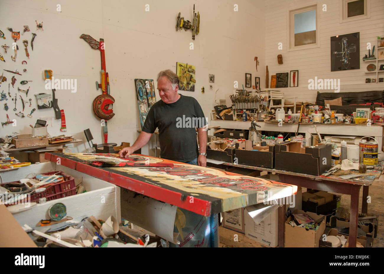 Französischer Künstler Patrick Chappert-Gaujal in seinem Atelier in Leucate-La Franqui, Frankreich Stockfoto