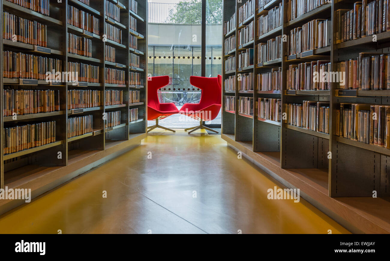 Futuristischen Interieur von der Library of Birmingham mit Regalen Bücher und zwei rote Stühle. Stockfoto