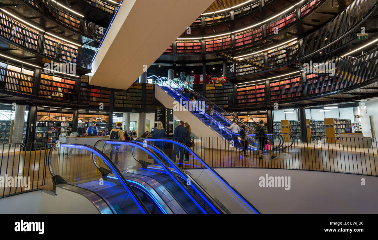 Futuristischen Interieur von der Library of Birmingham mit Regalen für Bücher und futuristische Rolltreppen. Stockfoto