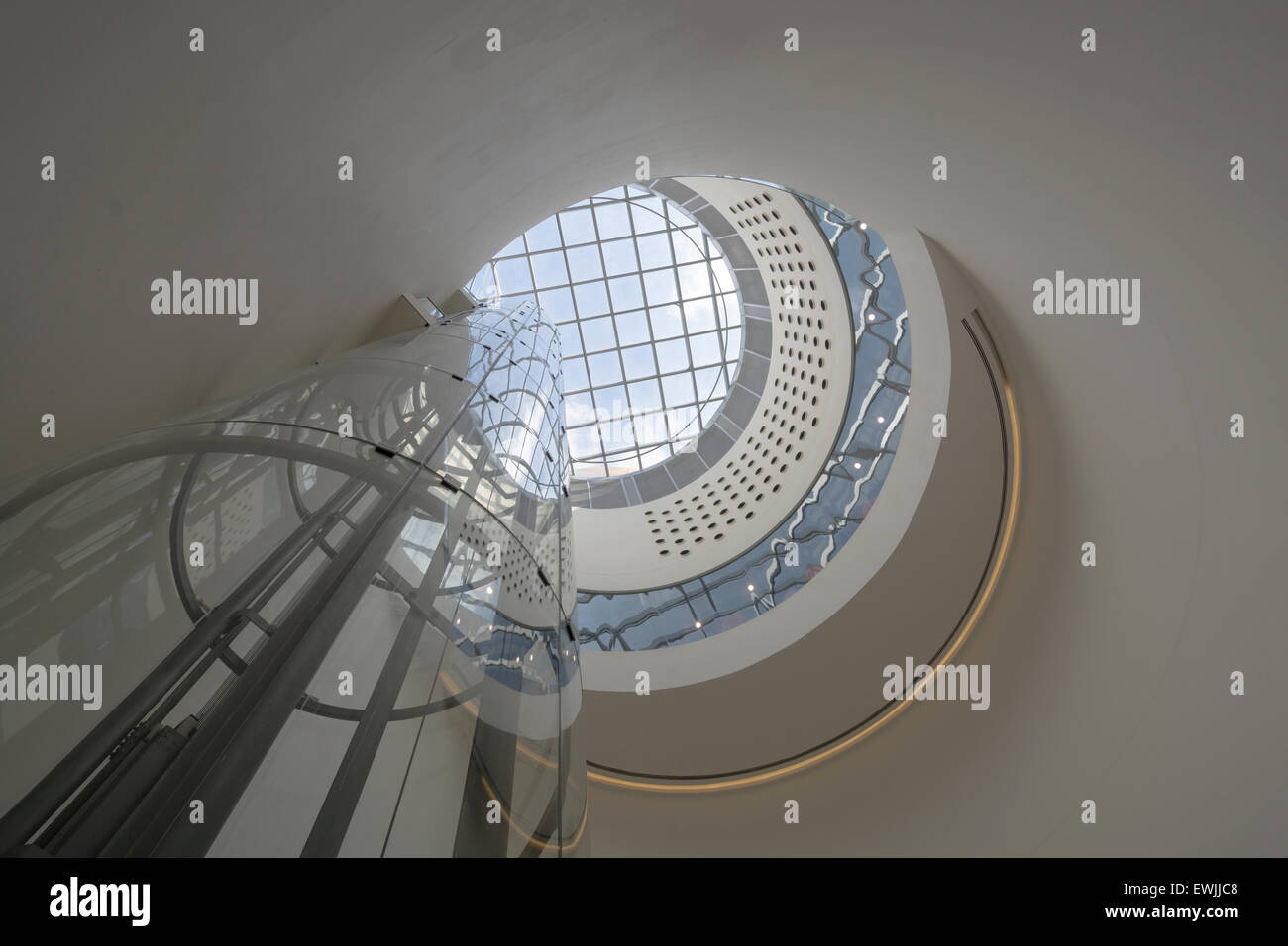 Glasaufzug oder Aufzug im Inneren der Library of Birmingham. Dieses Stück der modernen Architektur ist Teil der Stadt Sanierung. Stockfoto