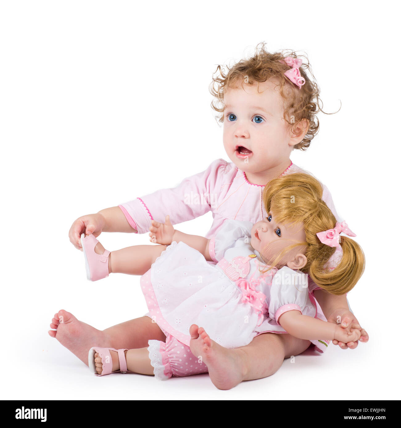 Lustige kleine Mädchen spielen mit eine schöne Puppe Stockfoto