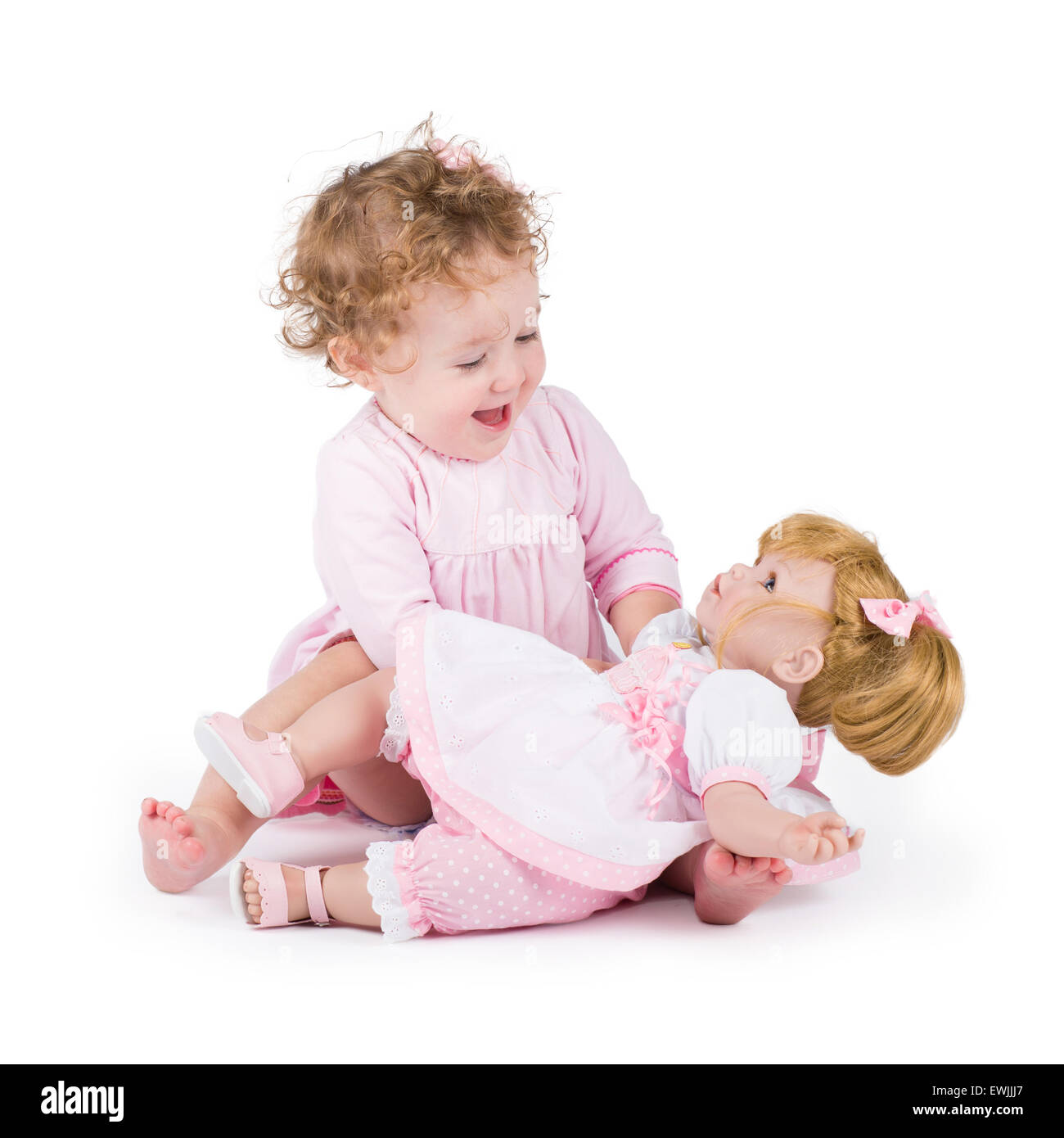 Lustige kleine Mädchen spielen mit eine schöne Puppe Stockfoto