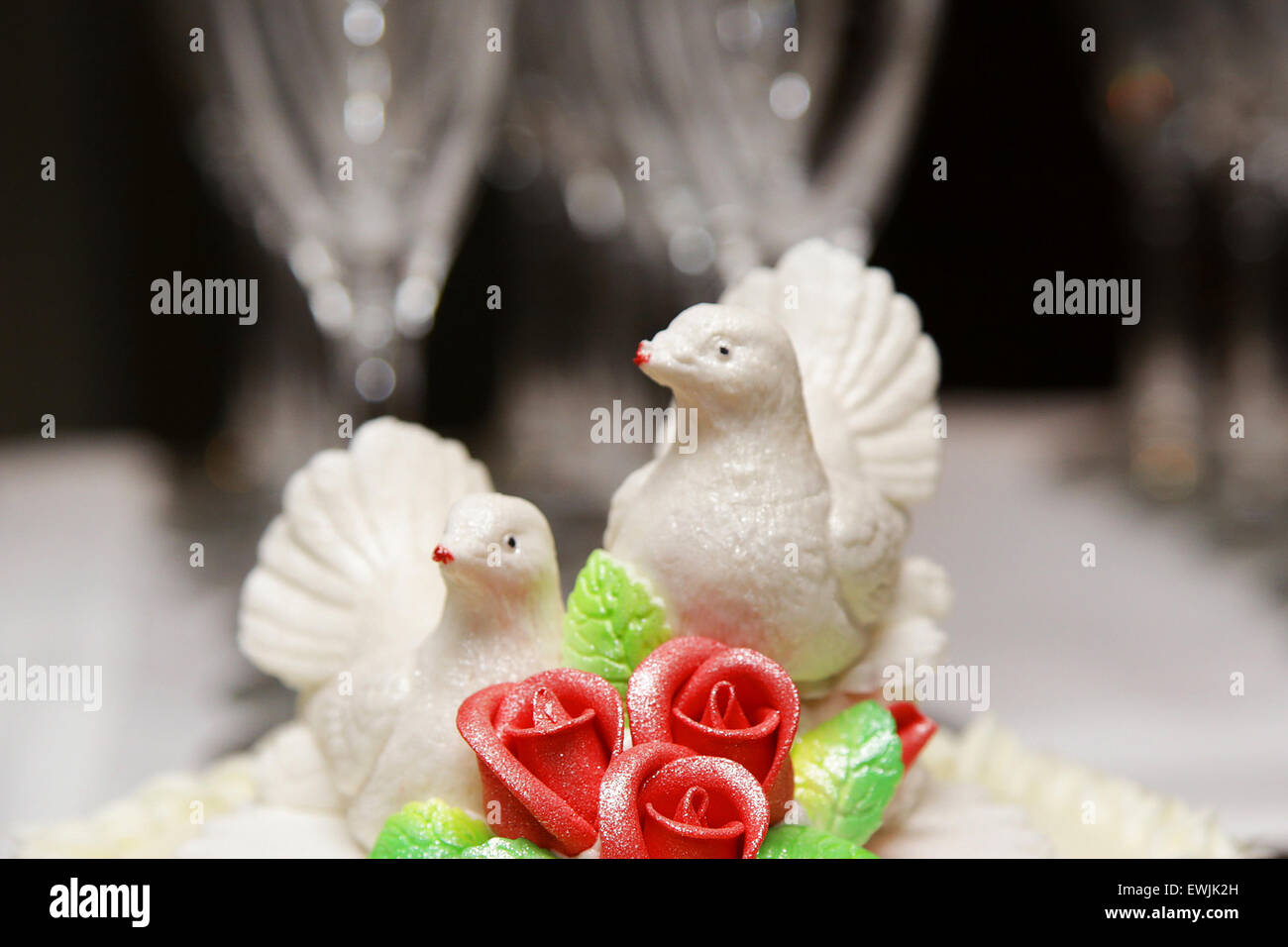 Hochzeits-Auto-Dekoration Von Zwei Weißen Tauben Stockfoto - Bild von  nahaufnahme, nachricht: 20122406